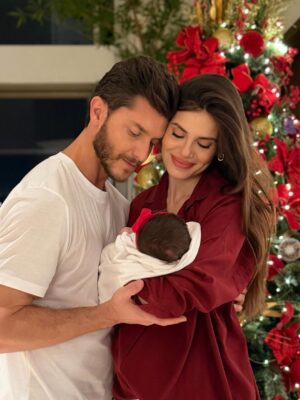 Camila Queiroz Instagram - Nosso maior pedido de Natal de 2024 se realizou em 2025.
Como somos abençoados por ter você, filha. 
Este foi apenas o primeiro de todos que virão ♥️