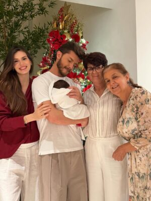 Camila Queiroz Instagram - Nosso maior pedido de Natal de 2024 se realizou em 2025.
Como somos abençoados por ter você, filha. 
Este foi apenas o primeiro de todos que virão ♥️