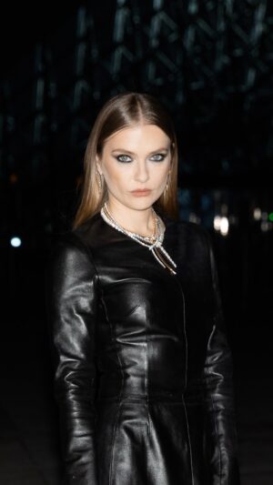 Camille Razat Instagram - @camillerazat nous ouvre les portes de sa chambre d’hôtel à quelques instants du Grand Dîner du Louvre.
Organisé chaque année au début de la Fashion Week parisienne, cet événement d’envergure accueille 300 convives triés sur le volet afin de lever des fonds pour soutenir les activités du musée du Louvre. Alors qu’elle se prépare pour la soirée, l’actrice nous partage sa vision de la mode et dévoile sa fragrance favorite, Athénaïs par @parfumsdemarly, une signature à la fois lumineuse et sophistiquée. Dans ces rares instants en coulisses, @camillerazat nous offre un aperçu intime de son univers, une parenthèse suspendue au cœur de l’effervescence de l’événement.

@camillerazat welcomed us into her hotel room right before the Grand Louvre Dinner. This prestigious annual gala, held at the start of Paris Fashion Week, brings together 300 handpicked guests to raise funds in support of the Louvre Museum. As she gets ready for the evening, the actress shares her thoughts on fashion and reveals her favorite fragrance, Athénaïs by @parfumsdemarly, for a glowing, sophisticated aura. In these rare behind-the-scenes moments, @camillerazat offers an intimate glimpse into her world, a suspended pause amid the glamour of the event.
—

#parfumsdemarly #camillerazat #dinerdulouvre
Réalisation : @tazar_tv