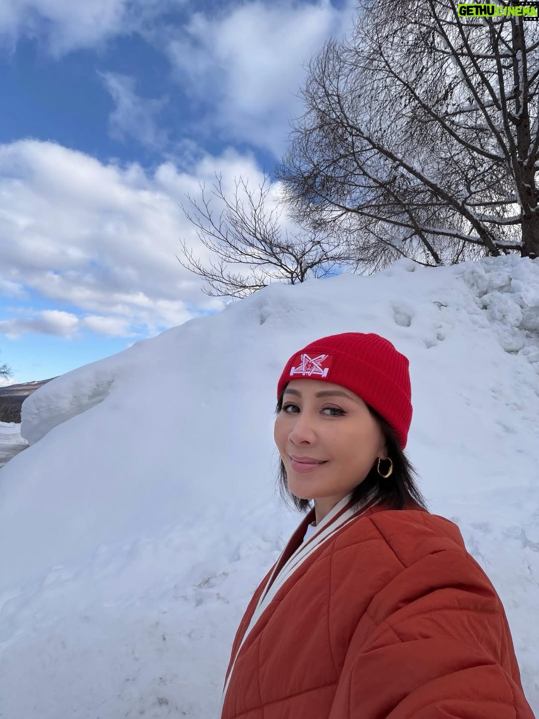 Carina Lau - 55.3K Likes - 大年初一，好景、好雪、好開頭。
祝大家馬年健康平安！馬到功成！@clot
@edisonchen
@adidasoriginals
#CLOT
#adidasOriginalsbyEdisonChen