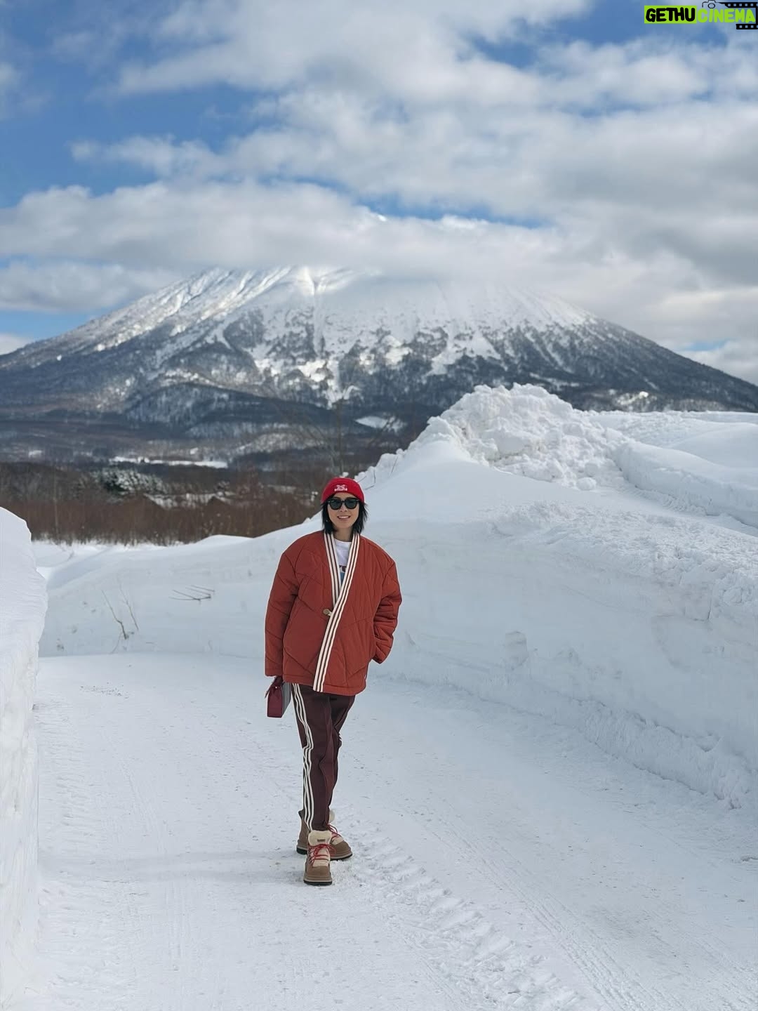 Carina Lau - 55.3K Likes - 大年初一，好景、好雪、好開頭。
祝大家馬年健康平安！馬到功成！@clot
@edisonchen
@adidasoriginals
#CLOT
#adidasOriginalsbyEdisonChen