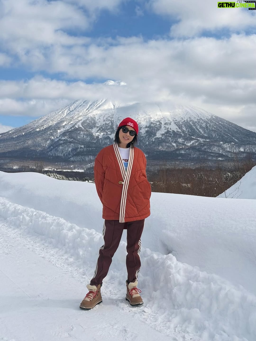 Carina Lau - 55.3K Likes - 大年初一，好景、好雪、好開頭。
祝大家馬年健康平安！馬到功成！@clot
@edisonchen
@adidasoriginals
#CLOT
#adidasOriginalsbyEdisonChen