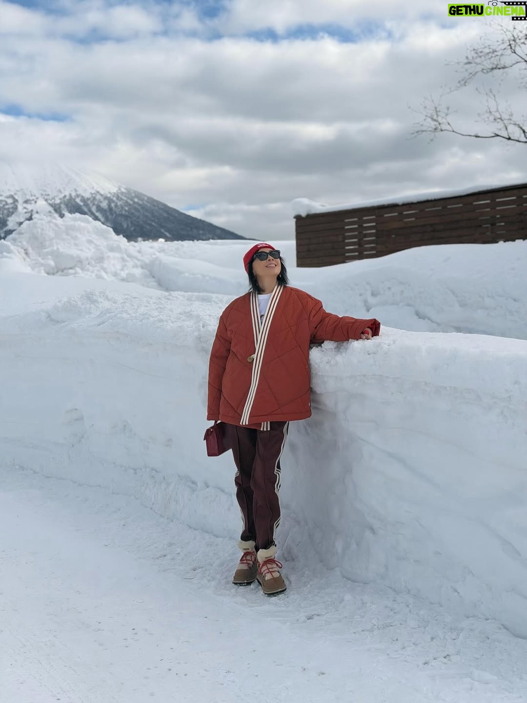 Carina Lau - 55.3K Likes - 大年初一，好景、好雪、好開頭。
祝大家馬年健康平安！馬到功成！@clot
@edisonchen
@adidasoriginals
#CLOT
#adidasOriginalsbyEdisonChen
