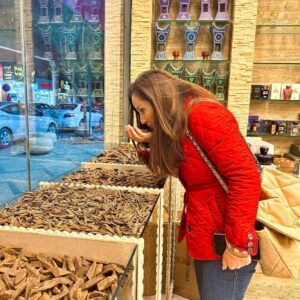 Carine Rizcallah Instagram - لتتعرف عبلد ولتحس بنبضو .. لازم تنزل على الاحياء الشعبية اللي فيه .. ❤️ #ksa