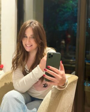 Carine Rizcallah Instagram - Night at home with some friends is the best .. do u agree ? 
#beirut #night #home #cosy #dinner #ksa #uae