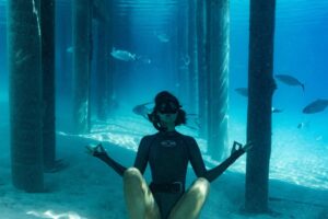 Carmel Rose Instagram - Breaking up the fashion week content to share with you a special diving adventure @perrinjames1 & I just went on in the Bahamas 🇧🇸 all aboard Noverra

 (aka Harbor House)