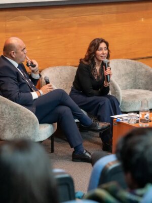 Carmen Gloria Arroyo Instagram - Seminario: endeudamiento y crisis patrimonial en la familia chilena 💵🏠

Una jornada de análisis y diálogo organizada por @derecho_uss con la participación de @defensadeudorescl, donde expertos abordaron las implicancias jurídicas, económicas y sociales del endeudamiento y morosidad en el país, reflexionando sobre un tema que impacta directamente en nuestra realidad. 🇨🇱🏦