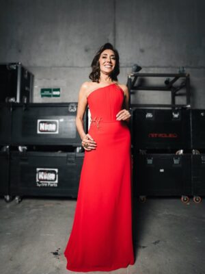 Carmen Gloria Arroyo Instagram - Una noche inolvidable
Coanimando la Competencia Folclórica e Internacional del Festival de Viña del Mar 2026✨

En un vestido rojo de líneas limpias acompaño de una pieza única de bronce que forma una rama de naranjo, simbolizando Fuerza y luz en una misma propuesta. 

Diseño @bryanbo.cl 
Pieza de bronce @culto_semijoya 
Aros y anillo @culto_semijoya 
Maquillaje y peinado @melaniekohlitz.makeup 
Styling @lore_flores 
Foto @danielajas.ph
