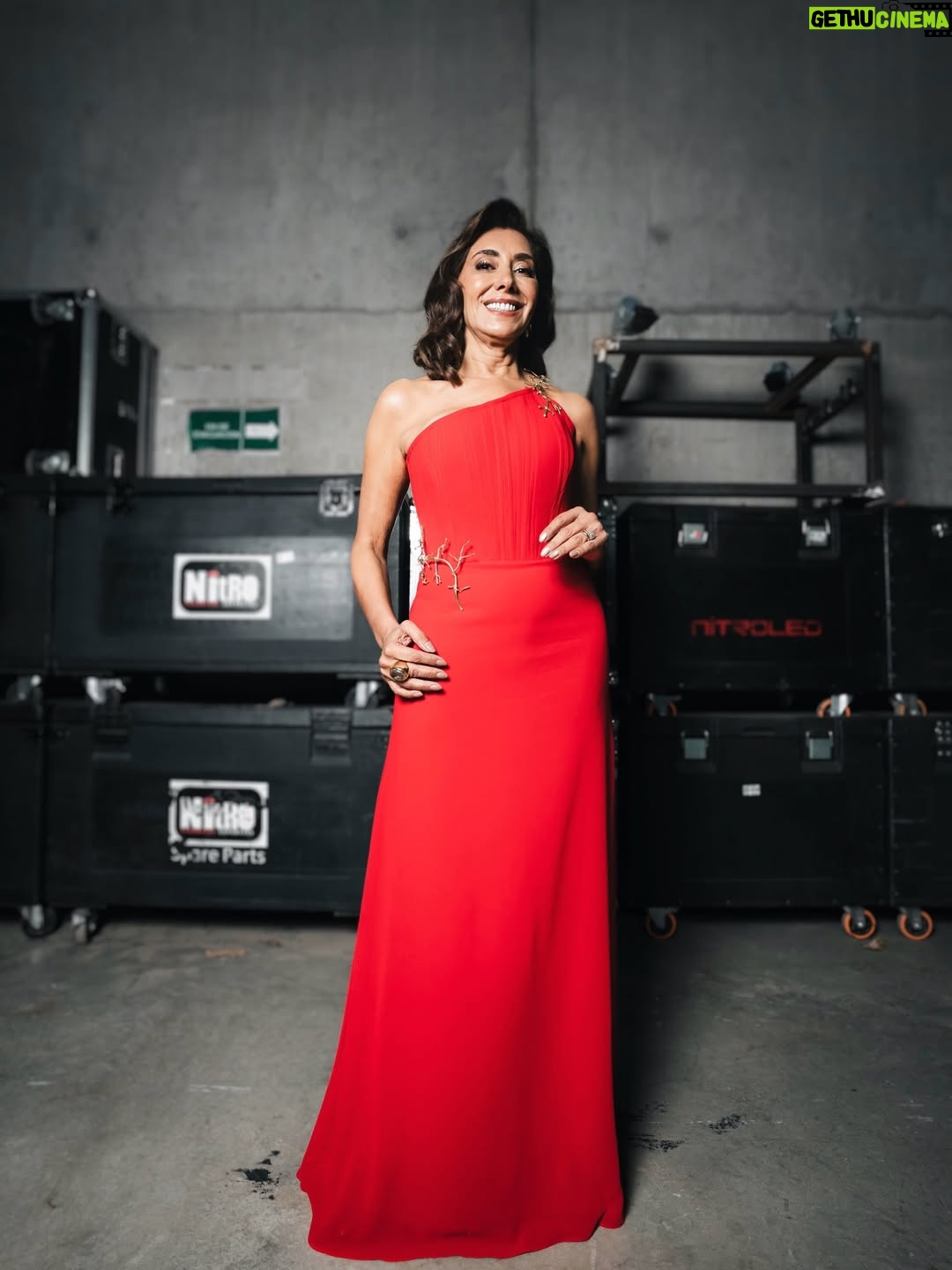 Carmen Gloria Arroyo - 2.5K Likes - Una noche inolvidable
Coanimando la Competencia Folclórica e Internacional del Festival de Viña del Mar 2026✨

En un vestido rojo de líneas limpias acompaño de una pieza única de bronce que forma una rama de naranjo, simbolizando Fuerza y luz en una misma propuesta. 

Diseño @bryanbo.cl 
Pieza de bronce @culto_semijoya 
Aros y anillo @culto_semijoya 
Maquillaje y peinado @melaniekohlitz.makeup 
Styling @lore_flores 
Foto @danielajas.ph