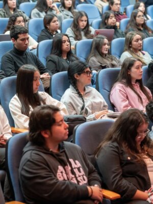 Carmen Gloria Arroyo Instagram - Seminario: endeudamiento y crisis patrimonial en la familia chilena 💵🏠

Una jornada de análisis y diálogo organizada por @derecho_uss con la participación de @defensadeudorescl, donde expertos abordaron las implicancias jurídicas, económicas y sociales del endeudamiento y morosidad en el país, reflexionando sobre un tema que impacta directamente en nuestra realidad. 🇨🇱🏦