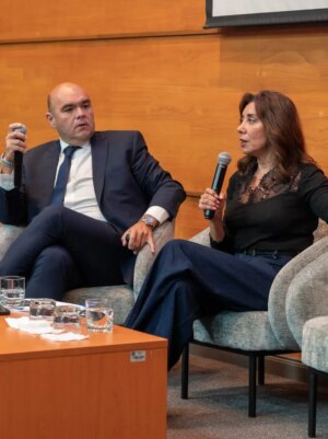Carmen Gloria Arroyo Instagram - Seminario: endeudamiento y crisis patrimonial en la familia chilena 💵🏠

Una jornada de análisis y diálogo organizada por @derecho_uss con la participación de @defensadeudorescl, donde expertos abordaron las implicancias jurídicas, económicas y sociales del endeudamiento y morosidad en el país, reflexionando sobre un tema que impacta directamente en nuestra realidad. 🇨🇱🏦