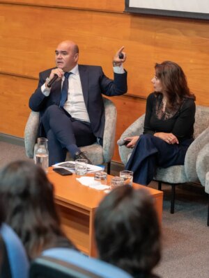 Carmen Gloria Arroyo Instagram - Seminario: endeudamiento y crisis patrimonial en la familia chilena 💵🏠

Una jornada de análisis y diálogo organizada por @derecho_uss con la participación de @defensadeudorescl, donde expertos abordaron las implicancias jurídicas, económicas y sociales del endeudamiento y morosidad en el país, reflexionando sobre un tema que impacta directamente en nuestra realidad. 🇨🇱🏦