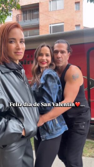 Carmen Villalobos Instagram - De parte de tu pareja favorita #catayeltiti @gregoriopernia ❤️‍🔥
Aunque no falta la amargada que no tiene amor 😂 @majidaissa ...