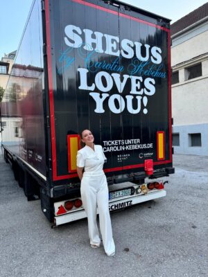 Carolin Kebekus Instagram - Smells like Tour Spirit! 😈 Wir haben Shesus nicht nur auf 37 Bühnen spielen dürfen, sondern bringen die frohe Botschaft jetzt auch auf eure Bildschirme. 📡 Shesus könnt ihr ab Mittwoch in der @ardmediathek streamen. 💕