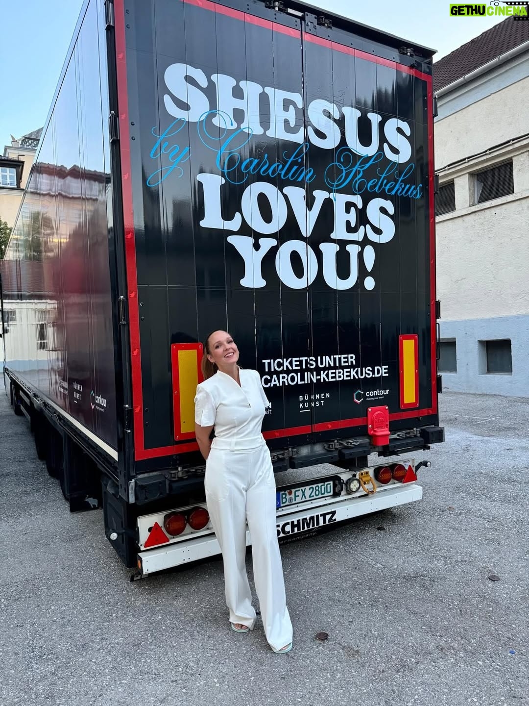 Carolin Kebekus - 13.3K Likes - Smells like Tour Spirit! 😈 Wir haben Shesus nicht nur auf 37 Bühnen spielen dürfen, sondern bringen die frohe Botschaft jetzt auch auf eure Bildschirme. 📡 Shesus könnt ihr ab Mittwoch in der @ardmediathek streamen. 💕