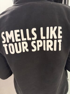 Carolin Kebekus Instagram - Smells like Tour Spirit! 😈 Wir haben Shesus nicht nur auf 37 Bühnen spielen dürfen, sondern bringen die frohe Botschaft jetzt auch auf eure Bildschirme. 📡 Shesus könnt ihr ab Mittwoch in der @ardmediathek streamen. 💕