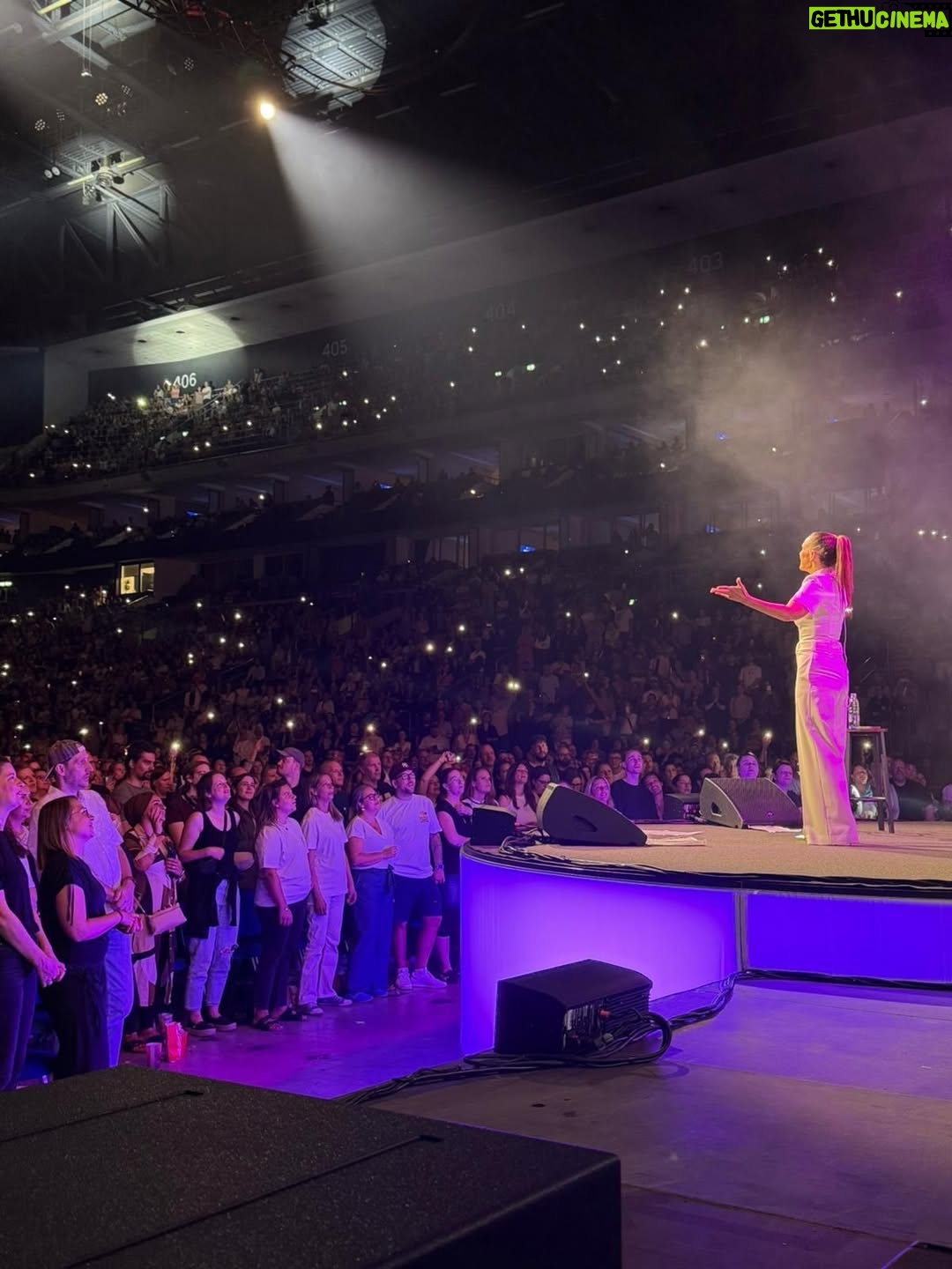 Carolin Kebekus - 13.3K Likes - Smells like Tour Spirit! 😈 Wir haben Shesus nicht nur auf 37 Bühnen spielen dürfen, sondern bringen die frohe Botschaft jetzt auch auf eure Bildschirme. 📡 Shesus könnt ihr ab Mittwoch in der @ardmediathek streamen. 💕