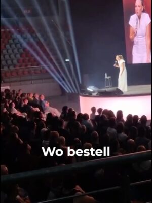 Carolin Kebekus Instagram - Smells like Tour Spirit! 😈 Wir haben Shesus nicht nur auf 37 Bühnen spielen dürfen, sondern bringen die frohe Botschaft jetzt auch auf eure Bildschirme. 📡 Shesus könnt ihr ab Mittwoch in der @ardmediathek streamen. 💕