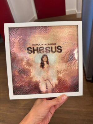Carolin Kebekus Instagram - Smells like Tour Spirit! 😈 Wir haben Shesus nicht nur auf 37 Bühnen spielen dürfen, sondern bringen die frohe Botschaft jetzt auch auf eure Bildschirme. 📡 Shesus könnt ihr ab Mittwoch in der @ardmediathek streamen. 💕