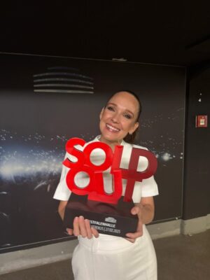 Carolin Kebekus Instagram - Smells like Tour Spirit! 😈 Wir haben Shesus nicht nur auf 37 Bühnen spielen dürfen, sondern bringen die frohe Botschaft jetzt auch auf eure Bildschirme. 📡 Shesus könnt ihr ab Mittwoch in der @ardmediathek streamen. 💕