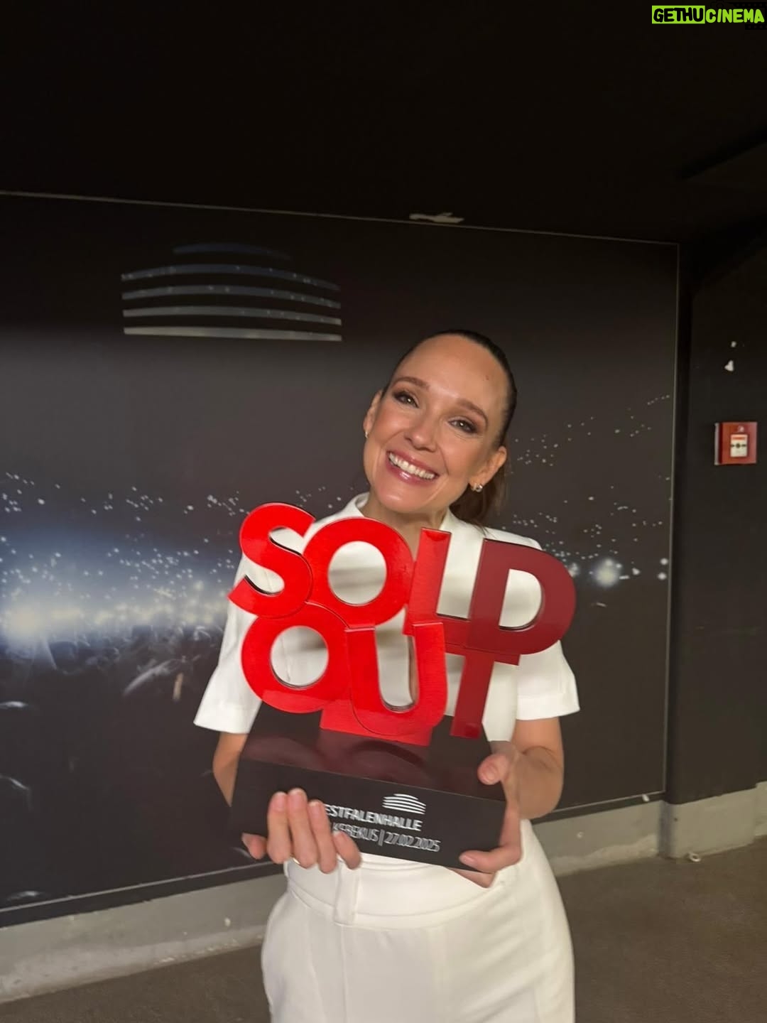 Carolin Kebekus - 13.3K Likes - Smells like Tour Spirit! 😈 Wir haben Shesus nicht nur auf 37 Bühnen spielen dürfen, sondern bringen die frohe Botschaft jetzt auch auf eure Bildschirme. 📡 Shesus könnt ihr ab Mittwoch in der @ardmediathek streamen. 💕