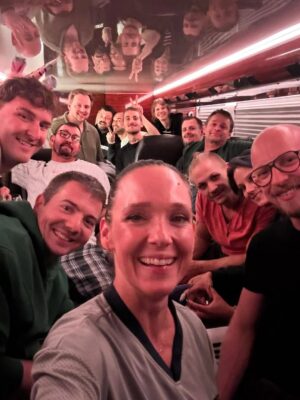 Carolin Kebekus Instagram - Smells like Tour Spirit! 😈 Wir haben Shesus nicht nur auf 37 Bühnen spielen dürfen, sondern bringen die frohe Botschaft jetzt auch auf eure Bildschirme. 📡 Shesus könnt ihr ab Mittwoch in der @ardmediathek streamen. 💕