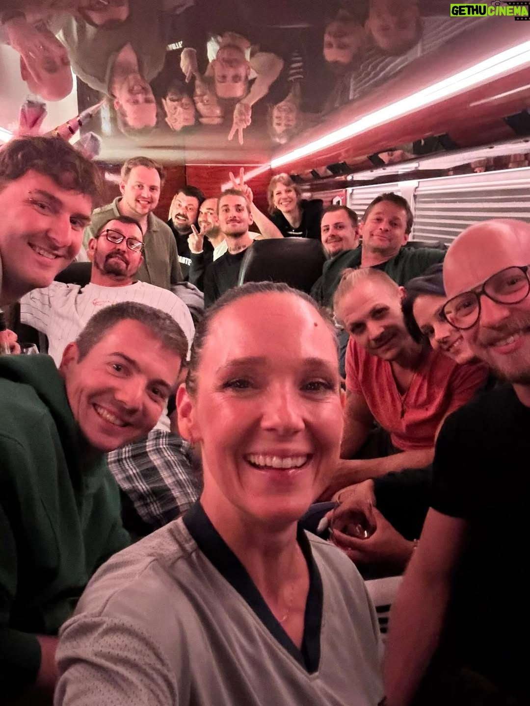 Carolin Kebekus - 13.3K Likes - Smells like Tour Spirit! 😈 Wir haben Shesus nicht nur auf 37 Bühnen spielen dürfen, sondern bringen die frohe Botschaft jetzt auch auf eure Bildschirme. 📡 Shesus könnt ihr ab Mittwoch in der @ardmediathek streamen. 💕