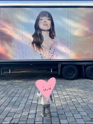 Carolin Kebekus Instagram - Smells like Tour Spirit! 😈 Wir haben Shesus nicht nur auf 37 Bühnen spielen dürfen, sondern bringen die frohe Botschaft jetzt auch auf eure Bildschirme. 📡 Shesus könnt ihr ab Mittwoch in der @ardmediathek streamen. 💕