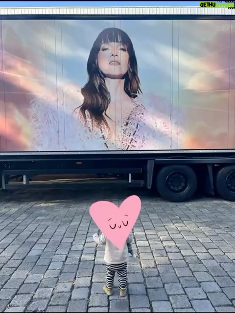 Carolin Kebekus - 13.3K Likes - Smells like Tour Spirit! 😈 Wir haben Shesus nicht nur auf 37 Bühnen spielen dürfen, sondern bringen die frohe Botschaft jetzt auch auf eure Bildschirme. 📡 Shesus könnt ihr ab Mittwoch in der @ardmediathek streamen. 💕