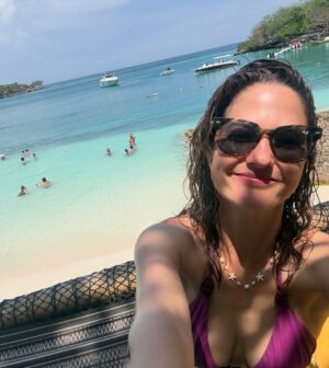 Carolina Cano Instagram - Cuando estoy contenta saco la lengua, tomo cerveza y guaro y guaro y cerveza. 
Por más viajes así🥳

#cartagenacolombia