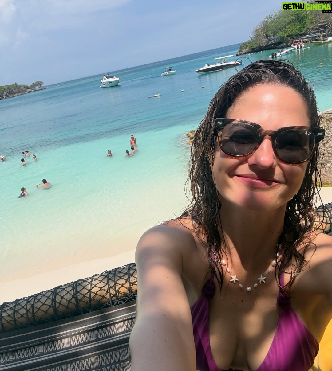 Carolina Cano - 1.8K Likes - Cuando estoy contenta saco la lengua, tomo cerveza y guaro y guaro y cerveza. 
Por más viajes así🥳

#cartagenacolombia