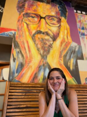 Carolina Cano Instagram - Buenos Aires es quizás mi lugar favorito, por eso voy a compartir una lista de lugares a los que fuí y siempre iré🇦🇷🤗🍷📚

1. Café Cortázar: si eres lector@, sabes la importancia de Cortázar en esta ciudad. Fuí a dos cafés en su honor.

2. Bar Rayuela; encuentras café y vinos increíbles! Al frente tiene una rayuela (el juego mundo pa’nosotros) pintada en la pista. Y las medialunas de este lugar fueron las más delis de todas!🥐

3. Desnivel, clásico bodegón porteño de parrilla bien servida y a buen precio. Probé un trago nuevo: Cynar con pomelo. Recomiendo probar. Luego fernet xq siempre fernet. 
El Establo, es otro bodegón que también recomiendo pero no tomé foto. Apunta en tu lista ;)

4. El Ateneo, siempre sí, siempre es hermoso. También conocí la Biblioteca Esteban Echeverría y amé.📚

5. Buenos Aires está lleno de librerías independientes hermosas y con muchas novedades. Encuentras lo que buscas de todas🤓

6. Caminar por San Telmo. Pasear, ver gente contenta, disfrutar y sumarse. Todos los domingos hay feria de antiguedades! Hay baile, birras🍻 y ambiente festivo.
Tomarse muchas fotos, la luz es hermosa.

*Consejín: vayan con alguien así y si le gusta tomar fotos mejoooor😜