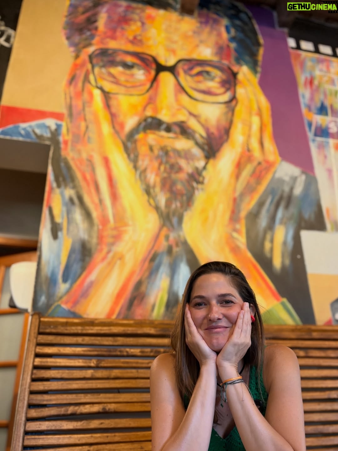 Carolina Cano - 3K Likes - Buenos Aires es quizás mi lugar favorito, por eso voy a compartir una lista de lugares a los que fuí y siempre iré🇦🇷🤗🍷📚

1. Café Cortázar: si eres lector@, sabes la importancia de Cortázar en esta ciudad. Fuí a dos cafés en su honor.

2. Bar Rayuela; encuentras café y vinos increíbles! Al frente tiene una rayuela (el juego mundo pa’nosotros) pintada en la pista. Y las medialunas de este lugar fueron las más delis de todas!🥐

3. Desnivel, clásico bodegón porteño de parrilla bien servida y a buen precio. Probé un trago nuevo: Cynar con pomelo. Recomiendo probar. Luego fernet xq siempre fernet. 
El Establo, es otro bodegón que también recomiendo pero no tomé foto. Apunta en tu lista ;)

4. El Ateneo, siempre sí, siempre es hermoso. También conocí la Biblioteca Esteban Echeverría y amé.📚

5. Buenos Aires está lleno de librerías independientes hermosas y con muchas novedades. Encuentras lo que buscas de todas🤓

6. Caminar por San Telmo. Pasear, ver gente contenta, disfrutar y sumarse. Todos los domingos hay feria de antiguedades! Hay baile, birras🍻 y ambiente festivo.
Tomarse muchas fotos, la luz es hermosa.

*Consejín: vayan con alguien así y si le gusta tomar fotos mejoooor😜