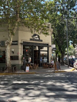 Carolina Cano Instagram - Buenos Aires es quizás mi lugar favorito, por eso voy a compartir una lista de lugares a los que fuí y siempre iré🇦🇷🤗🍷📚

1. Café Cortázar: si eres lector@, sabes la importancia de Cortázar en esta ciudad. Fuí a dos cafés en su honor.

2. Bar Rayuela; encuentras café y vinos increíbles! Al frente tiene una rayuela (el juego mundo pa’nosotros) pintada en la pista. Y las medialunas de este lugar fueron las más delis de todas!🥐

3. Desnivel, clásico bodegón porteño de parrilla bien servida y a buen precio. Probé un trago nuevo: Cynar con pomelo. Recomiendo probar. Luego fernet xq siempre fernet. 
El Establo, es otro bodegón que también recomiendo pero no tomé foto. Apunta en tu lista ;)

4. El Ateneo, siempre sí, siempre es hermoso. También conocí la Biblioteca Esteban Echeverría y amé.📚

5. Buenos Aires está lleno de librerías independientes hermosas y con muchas novedades. Encuentras lo que buscas de todas🤓

6. Caminar por San Telmo. Pasear, ver gente contenta, disfrutar y sumarse. Todos los domingos hay feria de antiguedades! Hay baile, birras🍻 y ambiente festivo.
Tomarse muchas fotos, la luz es hermosa.

*Consejín: vayan con alguien así y si le gusta tomar fotos mejoooor😜