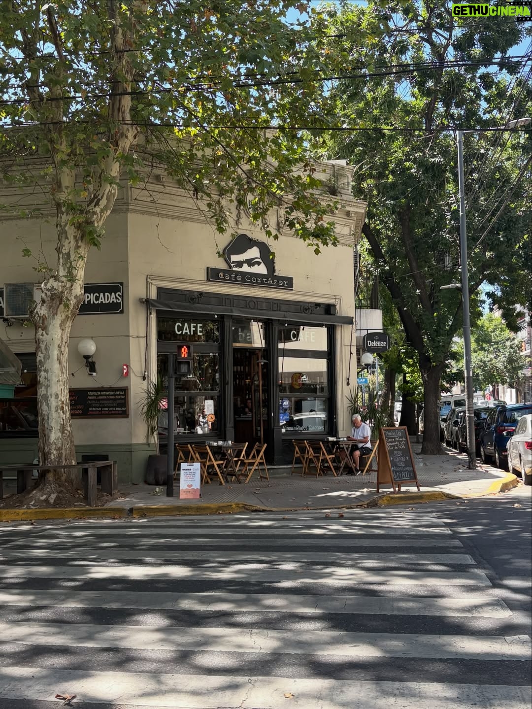 Carolina Cano - 3K Likes - Buenos Aires es quizás mi lugar favorito, por eso voy a compartir una lista de lugares a los que fuí y siempre iré🇦🇷🤗🍷📚

1. Café Cortázar: si eres lector@, sabes la importancia de Cortázar en esta ciudad. Fuí a dos cafés en su honor.

2. Bar Rayuela; encuentras café y vinos increíbles! Al frente tiene una rayuela (el juego mundo pa’nosotros) pintada en la pista. Y las medialunas de este lugar fueron las más delis de todas!🥐

3. Desnivel, clásico bodegón porteño de parrilla bien servida y a buen precio. Probé un trago nuevo: Cynar con pomelo. Recomiendo probar. Luego fernet xq siempre fernet. 
El Establo, es otro bodegón que también recomiendo pero no tomé foto. Apunta en tu lista ;)

4. El Ateneo, siempre sí, siempre es hermoso. También conocí la Biblioteca Esteban Echeverría y amé.📚

5. Buenos Aires está lleno de librerías independientes hermosas y con muchas novedades. Encuentras lo que buscas de todas🤓

6. Caminar por San Telmo. Pasear, ver gente contenta, disfrutar y sumarse. Todos los domingos hay feria de antiguedades! Hay baile, birras🍻 y ambiente festivo.
Tomarse muchas fotos, la luz es hermosa.

*Consejín: vayan con alguien así y si le gusta tomar fotos mejoooor😜