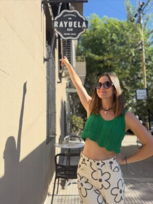 Carolina Cano Instagram - Buenos Aires es quizás mi lugar favorito, por eso voy a compartir una lista de lugares a los que fuí y siempre iré🇦🇷🤗🍷📚

1. Café Cortázar: si eres lector@, sabes la importancia de Cortázar en esta ciudad. Fuí a dos cafés en su honor.

2. Bar Rayuela; encuentras café y vinos increíbles! Al frente tiene una rayuela (el juego mundo pa’nosotros) pintada en la pista. Y las medialunas de este lugar fueron las más delis de todas!🥐

3. Desnivel, clásico bodegón porteño de parrilla bien servida y a buen precio. Probé un trago nuevo: Cynar con pomelo. Recomiendo probar. Luego fernet xq siempre fernet. 
El Establo, es otro bodegón que también recomiendo pero no tomé foto. Apunta en tu lista ;)

4. El Ateneo, siempre sí, siempre es hermoso. También conocí la Biblioteca Esteban Echeverría y amé.📚

5. Buenos Aires está lleno de librerías independientes hermosas y con muchas novedades. Encuentras lo que buscas de todas🤓

6. Caminar por San Telmo. Pasear, ver gente contenta, disfrutar y sumarse. Todos los domingos hay feria de antiguedades! Hay baile, birras🍻 y ambiente festivo.
Tomarse muchas fotos, la luz es hermosa.

*Consejín: vayan con alguien así y si le gusta tomar fotos mejoooor😜