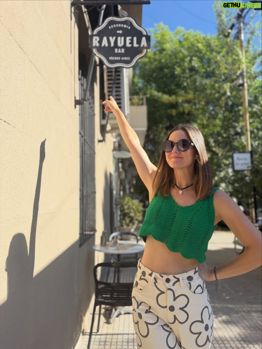 Carolina Cano - 3K Likes - Buenos Aires es quizás mi lugar favorito, por eso voy a compartir una lista de lugares a los que fuí y siempre iré🇦🇷🤗🍷📚

1. Café Cortázar: si eres lector@, sabes la importancia de Cortázar en esta ciudad. Fuí a dos cafés en su honor.

2. Bar Rayuela; encuentras café y vinos increíbles! Al frente tiene una rayuela (el juego mundo pa’nosotros) pintada en la pista. Y las medialunas de este lugar fueron las más delis de todas!🥐

3. Desnivel, clásico bodegón porteño de parrilla bien servida y a buen precio. Probé un trago nuevo: Cynar con pomelo. Recomiendo probar. Luego fernet xq siempre fernet. 
El Establo, es otro bodegón que también recomiendo pero no tomé foto. Apunta en tu lista ;)

4. El Ateneo, siempre sí, siempre es hermoso. También conocí la Biblioteca Esteban Echeverría y amé.📚

5. Buenos Aires está lleno de librerías independientes hermosas y con muchas novedades. Encuentras lo que buscas de todas🤓

6. Caminar por San Telmo. Pasear, ver gente contenta, disfrutar y sumarse. Todos los domingos hay feria de antiguedades! Hay baile, birras🍻 y ambiente festivo.
Tomarse muchas fotos, la luz es hermosa.

*Consejín: vayan con alguien así y si le gusta tomar fotos mejoooor😜