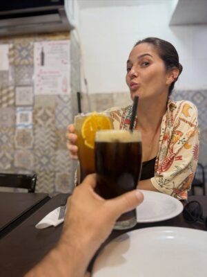 Carolina Cano Instagram - Buenos Aires es quizás mi lugar favorito, por eso voy a compartir una lista de lugares a los que fuí y siempre iré🇦🇷🤗🍷📚

1. Café Cortázar: si eres lector@, sabes la importancia de Cortázar en esta ciudad. Fuí a dos cafés en su honor.

2. Bar Rayuela; encuentras café y vinos increíbles! Al frente tiene una rayuela (el juego mundo pa’nosotros) pintada en la pista. Y las medialunas de este lugar fueron las más delis de todas!🥐

3. Desnivel, clásico bodegón porteño de parrilla bien servida y a buen precio. Probé un trago nuevo: Cynar con pomelo. Recomiendo probar. Luego fernet xq siempre fernet. 
El Establo, es otro bodegón que también recomiendo pero no tomé foto. Apunta en tu lista ;)

4. El Ateneo, siempre sí, siempre es hermoso. También conocí la Biblioteca Esteban Echeverría y amé.📚

5. Buenos Aires está lleno de librerías independientes hermosas y con muchas novedades. Encuentras lo que buscas de todas🤓

6. Caminar por San Telmo. Pasear, ver gente contenta, disfrutar y sumarse. Todos los domingos hay feria de antiguedades! Hay baile, birras🍻 y ambiente festivo.
Tomarse muchas fotos, la luz es hermosa.

*Consejín: vayan con alguien así y si le gusta tomar fotos mejoooor😜