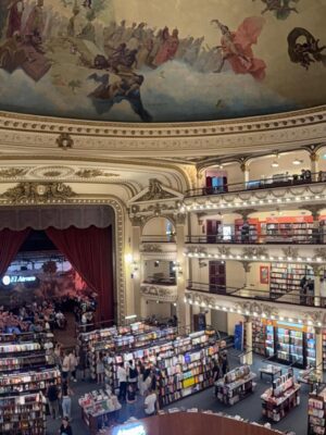 Carolina Cano Instagram - Buenos Aires es quizás mi lugar favorito, por eso voy a compartir una lista de lugares a los que fuí y siempre iré🇦🇷🤗🍷📚

1. Café Cortázar: si eres lector@, sabes la importancia de Cortázar en esta ciudad. Fuí a dos cafés en su honor.

2. Bar Rayuela; encuentras café y vinos increíbles! Al frente tiene una rayuela (el juego mundo pa’nosotros) pintada en la pista. Y las medialunas de este lugar fueron las más delis de todas!🥐

3. Desnivel, clásico bodegón porteño de parrilla bien servida y a buen precio. Probé un trago nuevo: Cynar con pomelo. Recomiendo probar. Luego fernet xq siempre fernet. 
El Establo, es otro bodegón que también recomiendo pero no tomé foto. Apunta en tu lista ;)

4. El Ateneo, siempre sí, siempre es hermoso. También conocí la Biblioteca Esteban Echeverría y amé.📚

5. Buenos Aires está lleno de librerías independientes hermosas y con muchas novedades. Encuentras lo que buscas de todas🤓

6. Caminar por San Telmo. Pasear, ver gente contenta, disfrutar y sumarse. Todos los domingos hay feria de antiguedades! Hay baile, birras🍻 y ambiente festivo.
Tomarse muchas fotos, la luz es hermosa.

*Consejín: vayan con alguien así y si le gusta tomar fotos mejoooor😜