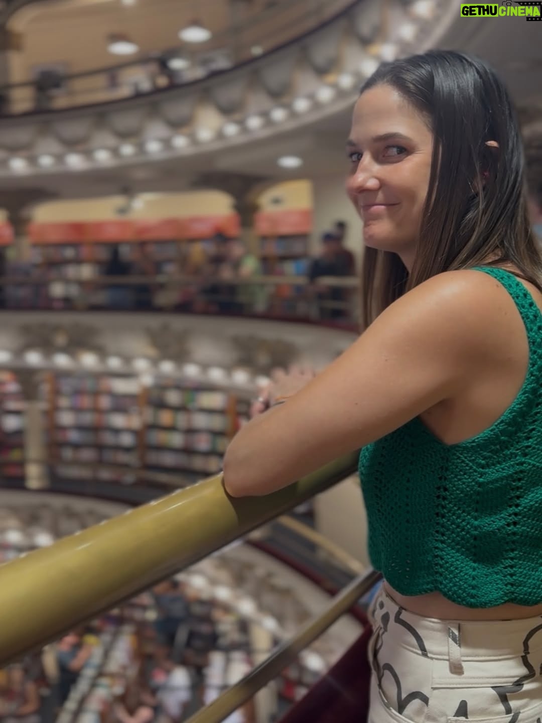 Carolina Cano - 3K Likes - Buenos Aires es quizás mi lugar favorito, por eso voy a compartir una lista de lugares a los que fuí y siempre iré🇦🇷🤗🍷📚

1. Café Cortázar: si eres lector@, sabes la importancia de Cortázar en esta ciudad. Fuí a dos cafés en su honor.

2. Bar Rayuela; encuentras café y vinos increíbles! Al frente tiene una rayuela (el juego mundo pa’nosotros) pintada en la pista. Y las medialunas de este lugar fueron las más delis de todas!🥐

3. Desnivel, clásico bodegón porteño de parrilla bien servida y a buen precio. Probé un trago nuevo: Cynar con pomelo. Recomiendo probar. Luego fernet xq siempre fernet. 
El Establo, es otro bodegón que también recomiendo pero no tomé foto. Apunta en tu lista ;)

4. El Ateneo, siempre sí, siempre es hermoso. También conocí la Biblioteca Esteban Echeverría y amé.📚

5. Buenos Aires está lleno de librerías independientes hermosas y con muchas novedades. Encuentras lo que buscas de todas🤓

6. Caminar por San Telmo. Pasear, ver gente contenta, disfrutar y sumarse. Todos los domingos hay feria de antiguedades! Hay baile, birras🍻 y ambiente festivo.
Tomarse muchas fotos, la luz es hermosa.

*Consejín: vayan con alguien así y si le gusta tomar fotos mejoooor😜