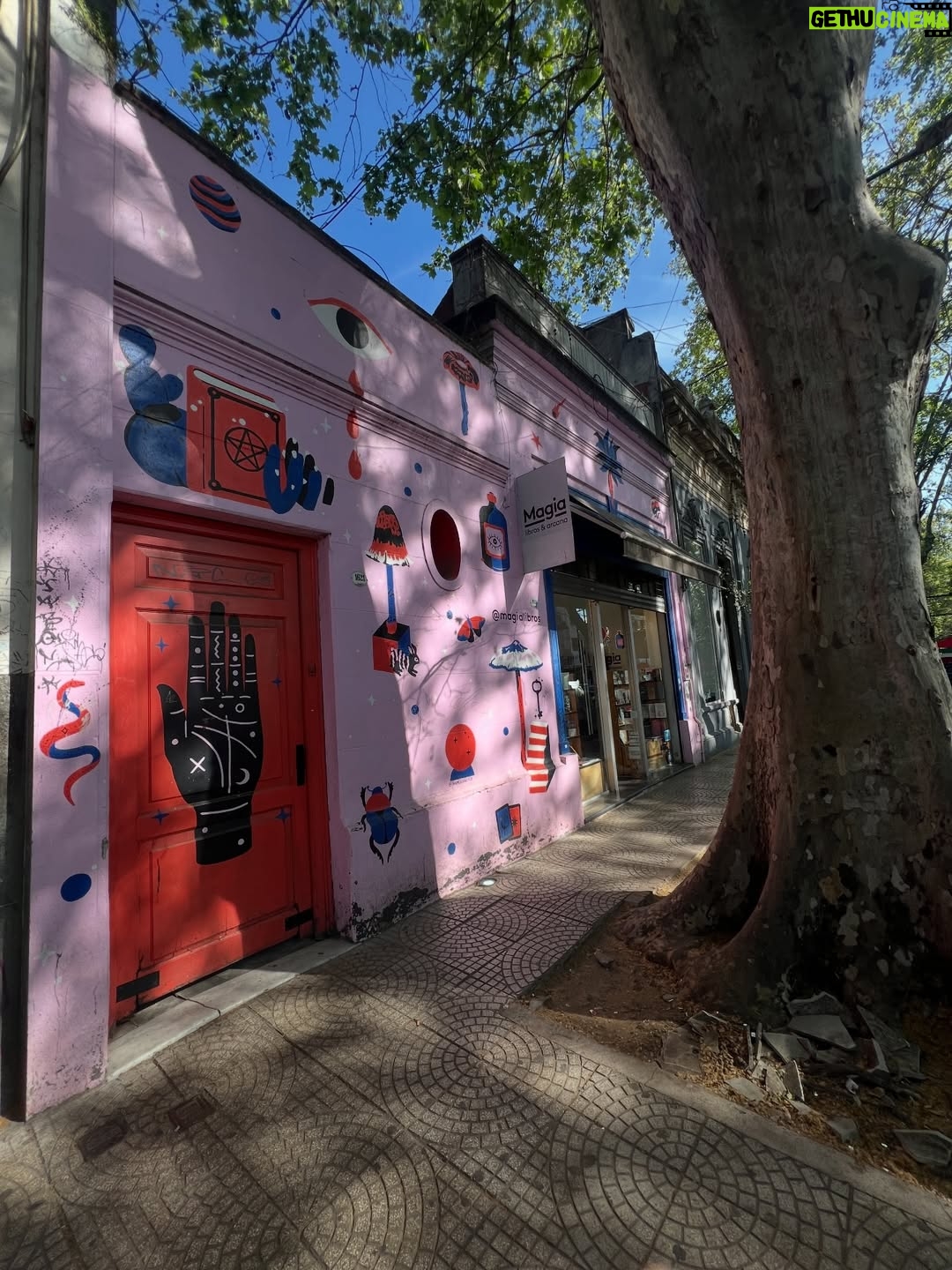 Carolina Cano - 3K Likes - Buenos Aires es quizás mi lugar favorito, por eso voy a compartir una lista de lugares a los que fuí y siempre iré🇦🇷🤗🍷📚

1. Café Cortázar: si eres lector@, sabes la importancia de Cortázar en esta ciudad. Fuí a dos cafés en su honor.

2. Bar Rayuela; encuentras café y vinos increíbles! Al frente tiene una rayuela (el juego mundo pa’nosotros) pintada en la pista. Y las medialunas de este lugar fueron las más delis de todas!🥐

3. Desnivel, clásico bodegón porteño de parrilla bien servida y a buen precio. Probé un trago nuevo: Cynar con pomelo. Recomiendo probar. Luego fernet xq siempre fernet. 
El Establo, es otro bodegón que también recomiendo pero no tomé foto. Apunta en tu lista ;)

4. El Ateneo, siempre sí, siempre es hermoso. También conocí la Biblioteca Esteban Echeverría y amé.📚

5. Buenos Aires está lleno de librerías independientes hermosas y con muchas novedades. Encuentras lo que buscas de todas🤓

6. Caminar por San Telmo. Pasear, ver gente contenta, disfrutar y sumarse. Todos los domingos hay feria de antiguedades! Hay baile, birras🍻 y ambiente festivo.
Tomarse muchas fotos, la luz es hermosa.

*Consejín: vayan con alguien así y si le gusta tomar fotos mejoooor😜