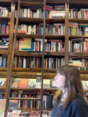 Carolina Cano Instagram - Buenos Aires es quizás mi lugar favorito, por eso voy a compartir una lista de lugares a los que fuí y siempre iré🇦🇷🤗🍷📚

1. Café Cortázar: si eres lector@, sabes la importancia de Cortázar en esta ciudad. Fuí a dos cafés en su honor.

2. Bar Rayuela; encuentras café y vinos increíbles! Al frente tiene una rayuela (el juego mundo pa’nosotros) pintada en la pista. Y las medialunas de este lugar fueron las más delis de todas!🥐

3. Desnivel, clásico bodegón porteño de parrilla bien servida y a buen precio. Probé un trago nuevo: Cynar con pomelo. Recomiendo probar. Luego fernet xq siempre fernet. 
El Establo, es otro bodegón que también recomiendo pero no tomé foto. Apunta en tu lista ;)

4. El Ateneo, siempre sí, siempre es hermoso. También conocí la Biblioteca Esteban Echeverría y amé.📚

5. Buenos Aires está lleno de librerías independientes hermosas y con muchas novedades. Encuentras lo que buscas de todas🤓

6. Caminar por San Telmo. Pasear, ver gente contenta, disfrutar y sumarse. Todos los domingos hay feria de antiguedades! Hay baile, birras🍻 y ambiente festivo.
Tomarse muchas fotos, la luz es hermosa.

*Consejín: vayan con alguien así y si le gusta tomar fotos mejoooor😜