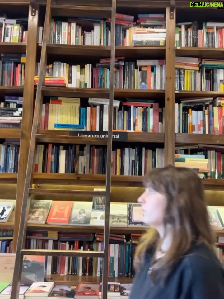 Carolina Cano - 3K Likes - Buenos Aires es quizás mi lugar favorito, por eso voy a compartir una lista de lugares a los que fuí y siempre iré🇦🇷🤗🍷📚

1. Café Cortázar: si eres lector@, sabes la importancia de Cortázar en esta ciudad. Fuí a dos cafés en su honor.

2. Bar Rayuela; encuentras café y vinos increíbles! Al frente tiene una rayuela (el juego mundo pa’nosotros) pintada en la pista. Y las medialunas de este lugar fueron las más delis de todas!🥐

3. Desnivel, clásico bodegón porteño de parrilla bien servida y a buen precio. Probé un trago nuevo: Cynar con pomelo. Recomiendo probar. Luego fernet xq siempre fernet. 
El Establo, es otro bodegón que también recomiendo pero no tomé foto. Apunta en tu lista ;)

4. El Ateneo, siempre sí, siempre es hermoso. También conocí la Biblioteca Esteban Echeverría y amé.📚

5. Buenos Aires está lleno de librerías independientes hermosas y con muchas novedades. Encuentras lo que buscas de todas🤓

6. Caminar por San Telmo. Pasear, ver gente contenta, disfrutar y sumarse. Todos los domingos hay feria de antiguedades! Hay baile, birras🍻 y ambiente festivo.
Tomarse muchas fotos, la luz es hermosa.

*Consejín: vayan con alguien así y si le gusta tomar fotos mejoooor😜