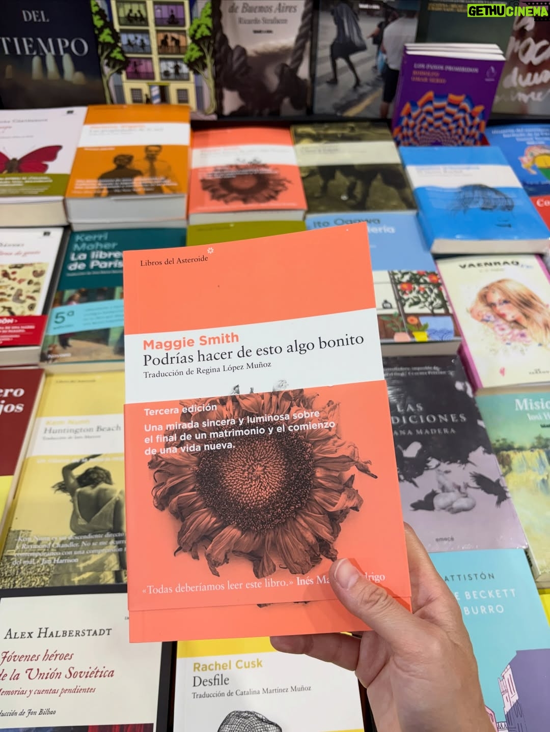 Carolina Cano - 3K Likes - Buenos Aires es quizás mi lugar favorito, por eso voy a compartir una lista de lugares a los que fuí y siempre iré🇦🇷🤗🍷📚

1. Café Cortázar: si eres lector@, sabes la importancia de Cortázar en esta ciudad. Fuí a dos cafés en su honor.

2. Bar Rayuela; encuentras café y vinos increíbles! Al frente tiene una rayuela (el juego mundo pa’nosotros) pintada en la pista. Y las medialunas de este lugar fueron las más delis de todas!🥐

3. Desnivel, clásico bodegón porteño de parrilla bien servida y a buen precio. Probé un trago nuevo: Cynar con pomelo. Recomiendo probar. Luego fernet xq siempre fernet. 
El Establo, es otro bodegón que también recomiendo pero no tomé foto. Apunta en tu lista ;)

4. El Ateneo, siempre sí, siempre es hermoso. También conocí la Biblioteca Esteban Echeverría y amé.📚

5. Buenos Aires está lleno de librerías independientes hermosas y con muchas novedades. Encuentras lo que buscas de todas🤓

6. Caminar por San Telmo. Pasear, ver gente contenta, disfrutar y sumarse. Todos los domingos hay feria de antiguedades! Hay baile, birras🍻 y ambiente festivo.
Tomarse muchas fotos, la luz es hermosa.

*Consejín: vayan con alguien así y si le gusta tomar fotos mejoooor😜