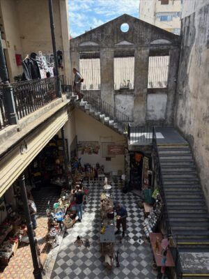 Carolina Cano Instagram - Buenos Aires es quizás mi lugar favorito, por eso voy a compartir una lista de lugares a los que fuí y siempre iré🇦🇷🤗🍷📚

1. Café Cortázar: si eres lector@, sabes la importancia de Cortázar en esta ciudad. Fuí a dos cafés en su honor.

2. Bar Rayuela; encuentras café y vinos increíbles! Al frente tiene una rayuela (el juego mundo pa’nosotros) pintada en la pista. Y las medialunas de este lugar fueron las más delis de todas!🥐

3. Desnivel, clásico bodegón porteño de parrilla bien servida y a buen precio. Probé un trago nuevo: Cynar con pomelo. Recomiendo probar. Luego fernet xq siempre fernet. 
El Establo, es otro bodegón que también recomiendo pero no tomé foto. Apunta en tu lista ;)

4. El Ateneo, siempre sí, siempre es hermoso. También conocí la Biblioteca Esteban Echeverría y amé.📚

5. Buenos Aires está lleno de librerías independientes hermosas y con muchas novedades. Encuentras lo que buscas de todas🤓

6. Caminar por San Telmo. Pasear, ver gente contenta, disfrutar y sumarse. Todos los domingos hay feria de antiguedades! Hay baile, birras🍻 y ambiente festivo.
Tomarse muchas fotos, la luz es hermosa.

*Consejín: vayan con alguien así y si le gusta tomar fotos mejoooor😜