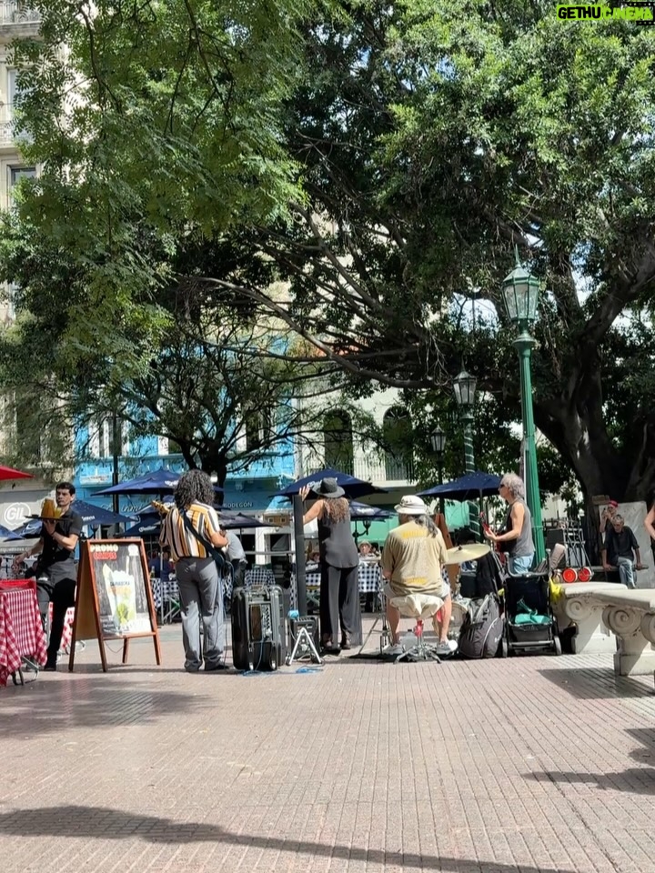 Carolina Cano - 3K Likes - Buenos Aires es quizás mi lugar favorito, por eso voy a compartir una lista de lugares a los que fuí y siempre iré🇦🇷🤗🍷📚

1. Café Cortázar: si eres lector@, sabes la importancia de Cortázar en esta ciudad. Fuí a dos cafés en su honor.

2. Bar Rayuela; encuentras café y vinos increíbles! Al frente tiene una rayuela (el juego mundo pa’nosotros) pintada en la pista. Y las medialunas de este lugar fueron las más delis de todas!🥐

3. Desnivel, clásico bodegón porteño de parrilla bien servida y a buen precio. Probé un trago nuevo: Cynar con pomelo. Recomiendo probar. Luego fernet xq siempre fernet. 
El Establo, es otro bodegón que también recomiendo pero no tomé foto. Apunta en tu lista ;)

4. El Ateneo, siempre sí, siempre es hermoso. También conocí la Biblioteca Esteban Echeverría y amé.📚

5. Buenos Aires está lleno de librerías independientes hermosas y con muchas novedades. Encuentras lo que buscas de todas🤓

6. Caminar por San Telmo. Pasear, ver gente contenta, disfrutar y sumarse. Todos los domingos hay feria de antiguedades! Hay baile, birras🍻 y ambiente festivo.
Tomarse muchas fotos, la luz es hermosa.

*Consejín: vayan con alguien así y si le gusta tomar fotos mejoooor😜