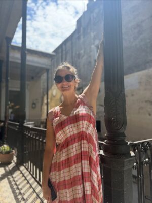Carolina Cano Instagram - Buenos Aires es quizás mi lugar favorito, por eso voy a compartir una lista de lugares a los que fuí y siempre iré🇦🇷🤗🍷📚

1. Café Cortázar: si eres lector@, sabes la importancia de Cortázar en esta ciudad. Fuí a dos cafés en su honor.

2. Bar Rayuela; encuentras café y vinos increíbles! Al frente tiene una rayuela (el juego mundo pa’nosotros) pintada en la pista. Y las medialunas de este lugar fueron las más delis de todas!🥐

3. Desnivel, clásico bodegón porteño de parrilla bien servida y a buen precio. Probé un trago nuevo: Cynar con pomelo. Recomiendo probar. Luego fernet xq siempre fernet. 
El Establo, es otro bodegón que también recomiendo pero no tomé foto. Apunta en tu lista ;)

4. El Ateneo, siempre sí, siempre es hermoso. También conocí la Biblioteca Esteban Echeverría y amé.📚

5. Buenos Aires está lleno de librerías independientes hermosas y con muchas novedades. Encuentras lo que buscas de todas🤓

6. Caminar por San Telmo. Pasear, ver gente contenta, disfrutar y sumarse. Todos los domingos hay feria de antiguedades! Hay baile, birras🍻 y ambiente festivo.
Tomarse muchas fotos, la luz es hermosa.

*Consejín: vayan con alguien así y si le gusta tomar fotos mejoooor😜