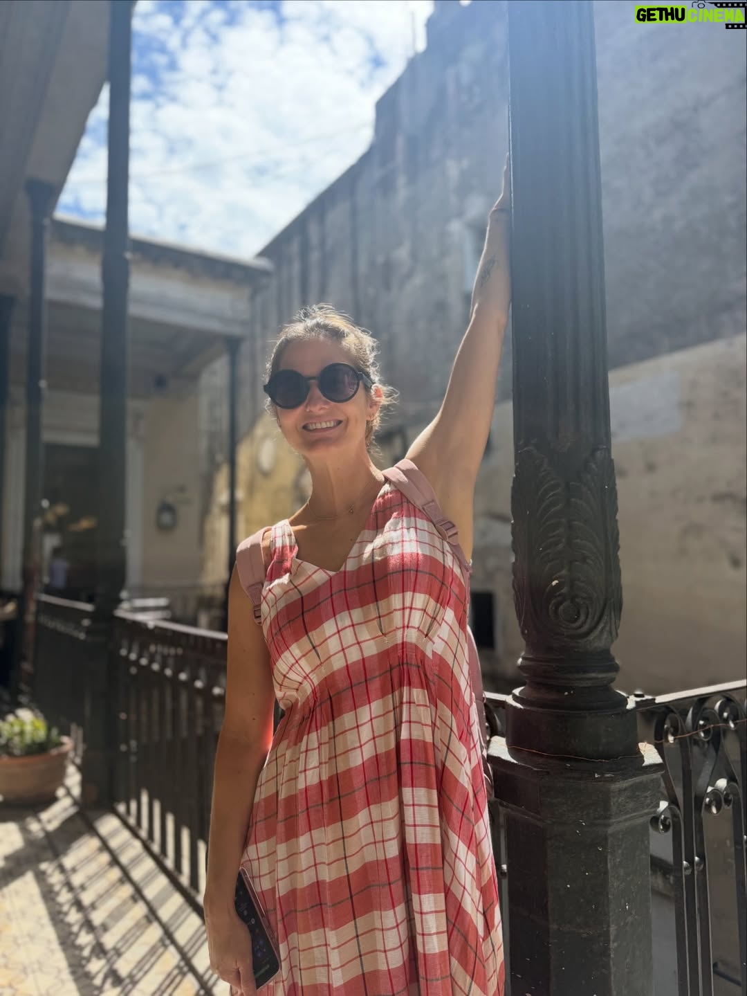 Carolina Cano - 3K Likes - Buenos Aires es quizás mi lugar favorito, por eso voy a compartir una lista de lugares a los que fuí y siempre iré🇦🇷🤗🍷📚

1. Café Cortázar: si eres lector@, sabes la importancia de Cortázar en esta ciudad. Fuí a dos cafés en su honor.

2. Bar Rayuela; encuentras café y vinos increíbles! Al frente tiene una rayuela (el juego mundo pa’nosotros) pintada en la pista. Y las medialunas de este lugar fueron las más delis de todas!🥐

3. Desnivel, clásico bodegón porteño de parrilla bien servida y a buen precio. Probé un trago nuevo: Cynar con pomelo. Recomiendo probar. Luego fernet xq siempre fernet. 
El Establo, es otro bodegón que también recomiendo pero no tomé foto. Apunta en tu lista ;)

4. El Ateneo, siempre sí, siempre es hermoso. También conocí la Biblioteca Esteban Echeverría y amé.📚

5. Buenos Aires está lleno de librerías independientes hermosas y con muchas novedades. Encuentras lo que buscas de todas🤓

6. Caminar por San Telmo. Pasear, ver gente contenta, disfrutar y sumarse. Todos los domingos hay feria de antiguedades! Hay baile, birras🍻 y ambiente festivo.
Tomarse muchas fotos, la luz es hermosa.

*Consejín: vayan con alguien así y si le gusta tomar fotos mejoooor😜