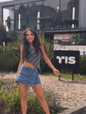 Carolina Gaitán Instagram - Aunque no parezca se maneja el cansancio finalizando la semana, pero metiéndole cañeñe🔥buena onda y divertimentos puros! Cómo van uds? @tis__studios @disney @telemundo You can’t really tell… but that end-of-the-week tiredness is REAL 😂🔥 Still, we’re powering through with full on vibes, big energy, and pure fun mode activated! How are you holding up, fam?
@tis__studios @disney @telemundo 💫🎬✨