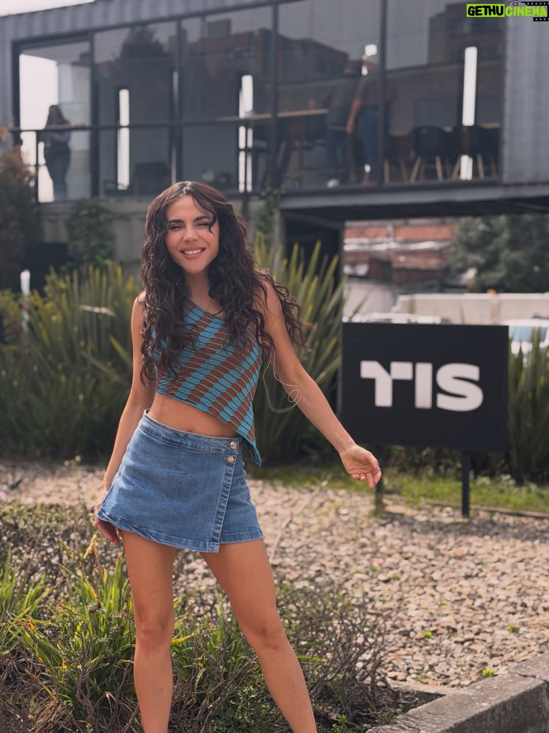 Carolina Gaitán - 62.4K Likes - Aunque no parezca se maneja el cansancio finalizando la semana, pero metiéndole cañeñe🔥buena onda y divertimentos puros! Cómo van uds? @tis__studios @disney @telemundo You can’t really tell… but that end-of-the-week tiredness is REAL 😂🔥 Still, we’re powering through with full on vibes, big energy, and pure fun mode activated! How are you holding up, fam?
@tis__studios @disney @telemundo 💫🎬✨